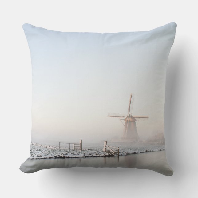 Kvarn i den insnöade vinterdekorativ kudde (Framsida)