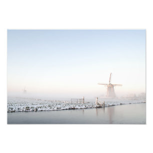 Kvarn i det insnöade vinterfototrycket fototryck