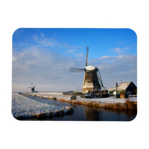 Kvarn i snö i ett höstlandskap magnet