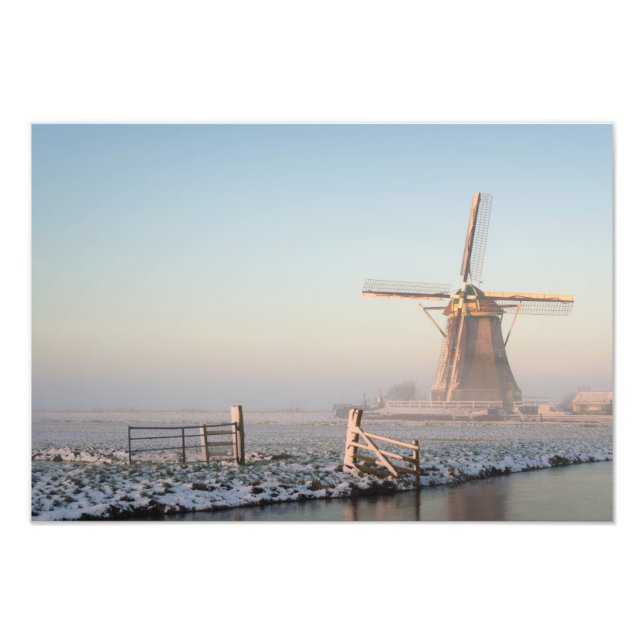 Kvarn i snö vid soluppgång fototryck (Framsidan)