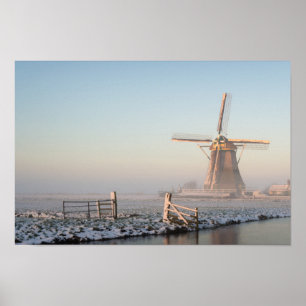 Kvarn i snön på soluppgångaffischtrycket poster