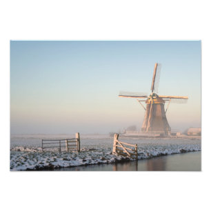 Kvarn i snön på soluppgångfototrycket fototryck