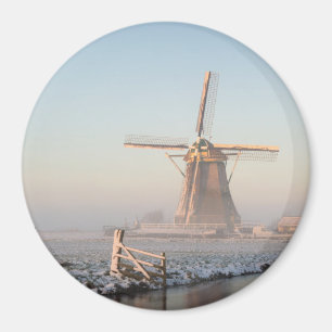 Kvarn i snön på soluppgångrundamagneten magnet