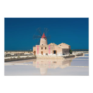 Kvarn och salt panorerar på salinaen av Trapani Fototryck