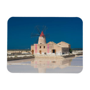 Kvarn och salt panorerar på salinaen av Trapani Magnet
