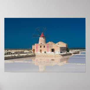 Kvarn och salt panorerar på salinaen av Trapani Poster