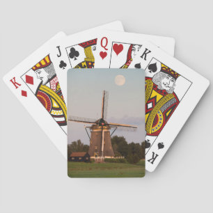 Kvarn under en fullmåne som leker kort casinokort