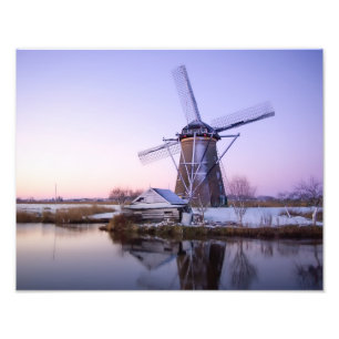 Kvarn under soluppgång i Holland i vintertryck Fototryck