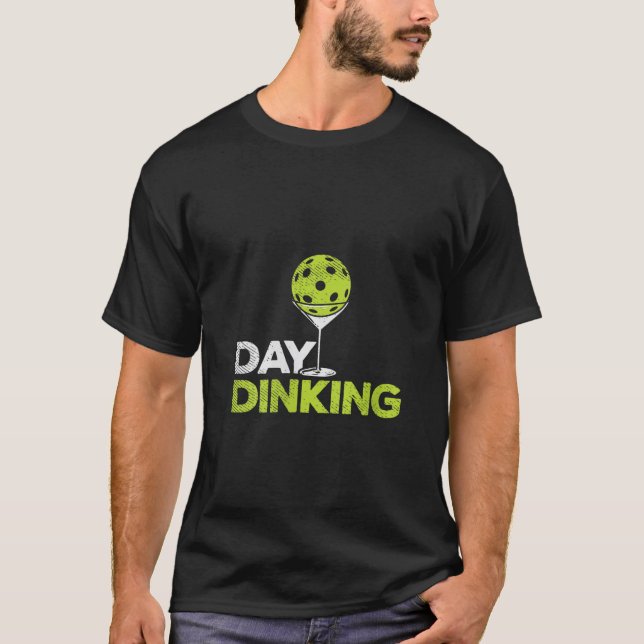 Kvinensdag Dinking Pickleball Funny Pickle Boll Di T Shirt (Framsida)