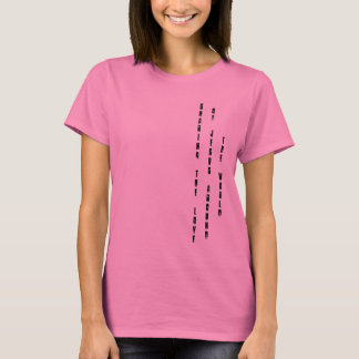 Kvinna delar skjortan från Kärlek T-shirt