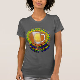 Kvinna dricka för oktoberfestöl t-shirt