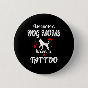 Kvinna Fantastisk Hund Mammor har en tatuering - P Knapp