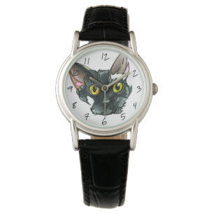 Kvinna fäster svart läder för kattsvarten klock armbandsur