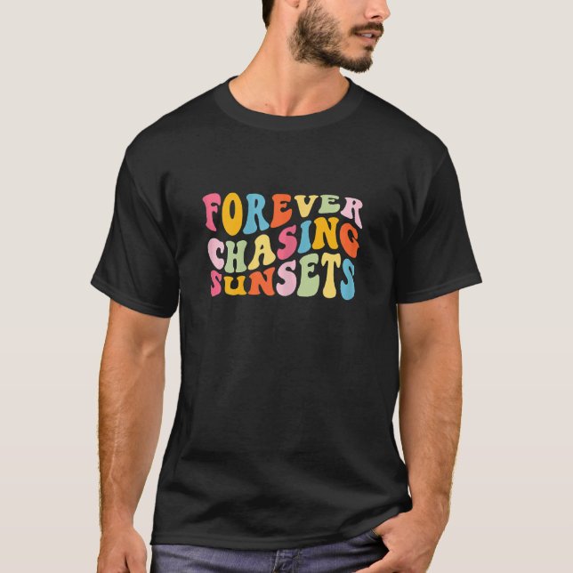 Kvinna för att jaga solnedsättningar Retro Groovy, T Shirt (Framsida)