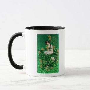 Kvinna för St Patrick dagsouvenir på klöverplats Mugg