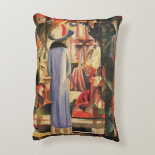 Kvinna framför ett köpfönster före augusti-maken prydnadskudde