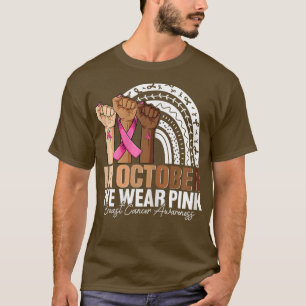 Kvinna Hand i oktober bäror vi rosa bröstcancer T Shirt