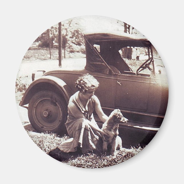 Kvinna Hund Och Auto Vintageg Magnet (Framsidan)