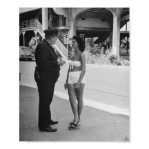 Kvinna i Bathing Kostym som får en Biljett