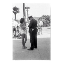 Kvinna i Bathing Kostym som får en Biljett