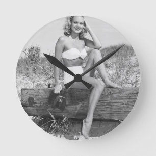 Kvinna i bikini rund klocka