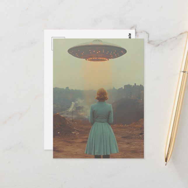 Kvinna i blå klänning och en UFO Vykort (Fram/Back In Situ)