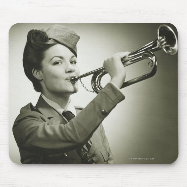 Kvinna i den enhetliga soldaten musmatta (Framsidan)