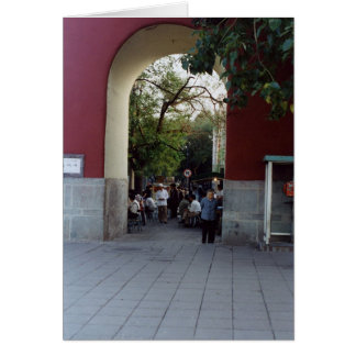 Kvinna i en arkitektur hälsningskort