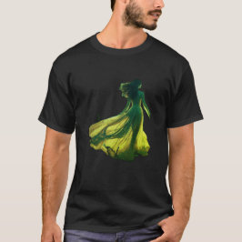 Kvinna i en flödande klänning på svart kortärmad t shirt