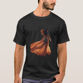 Kvinna i en flödande klänning på svart kortärmad t shirt