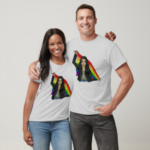 Kvinna i en freds-t-shirt med en regnbågsflagga HB T Shirt