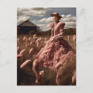 Kvinna i en rosa fjäderklänning i ett fält Vintage Vykort