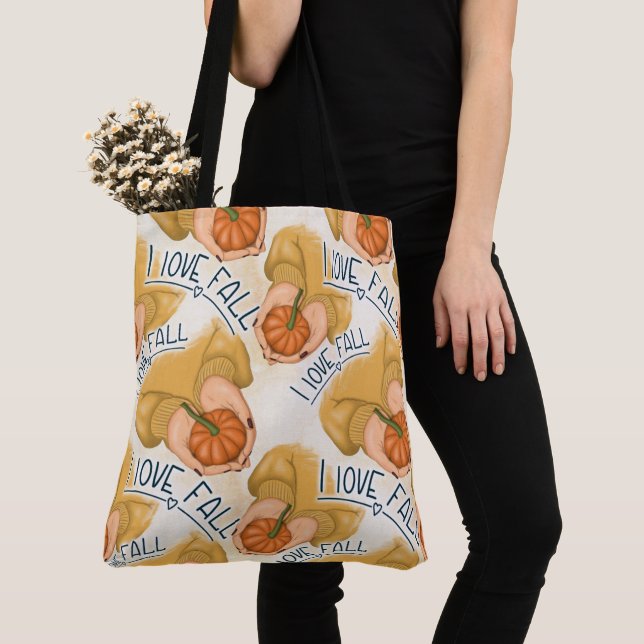 KVINNA I GULD SWEATER HOLDING TINY PUMPKIN TYGKASSE (Närbild)