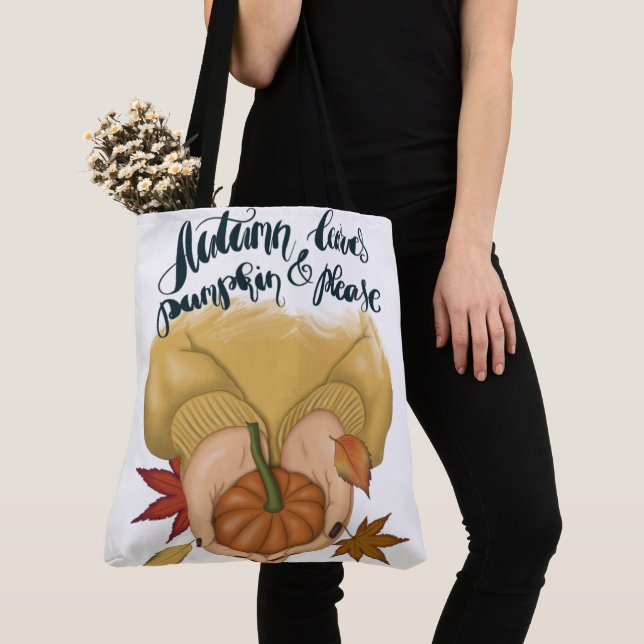 KVINNA I GULD SWEATER HOLDING TINY PUMPKIN TYGKASSE (Närbild)