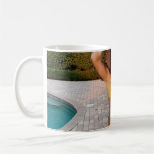 Kvinna i gult bikini som står på brunt brickflo kaffemugg