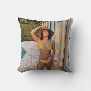 Kvinna i gult bikini som står på brunt brickflo kudde