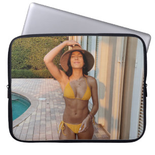 Kvinna i gult bikini som står på brunt brickflo laptop fodral