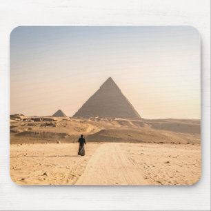 Kvinna i Hijab vid pyramiderna Musmatta