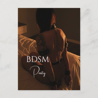 Kvinna i lädertillbehör i inlämningsdosa vykort