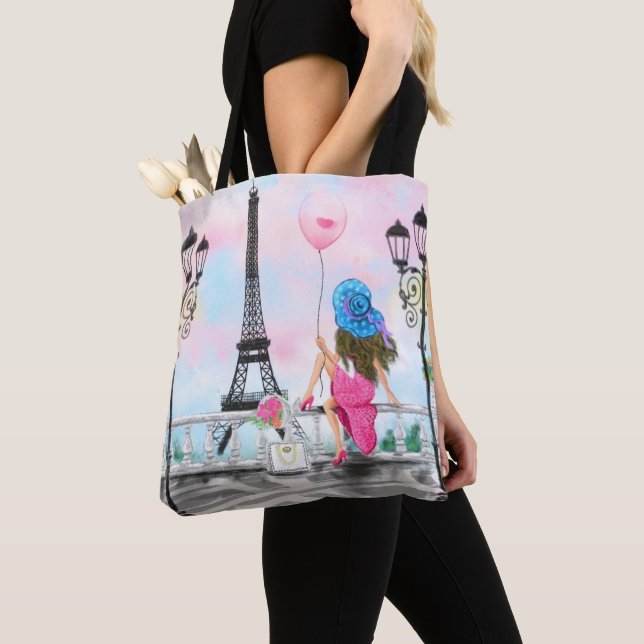 Kvinna i Paris Tote Bag med Eiffel Torn Tygkasse (Närbild)