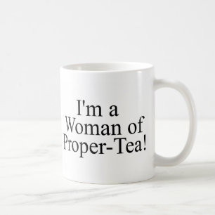 kvinna i rätt te, vit kaffemugg