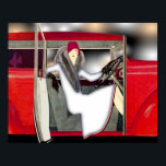 Kvinna i Red Sports Car Poster<br><div class="desc">Den rödhårade kvinnan sitta i en vintage röd bil med dörren öppen.</div>