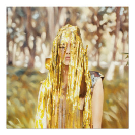Kvinna i skogen som fallit med Shimmering Guld Dec Perfect Poster