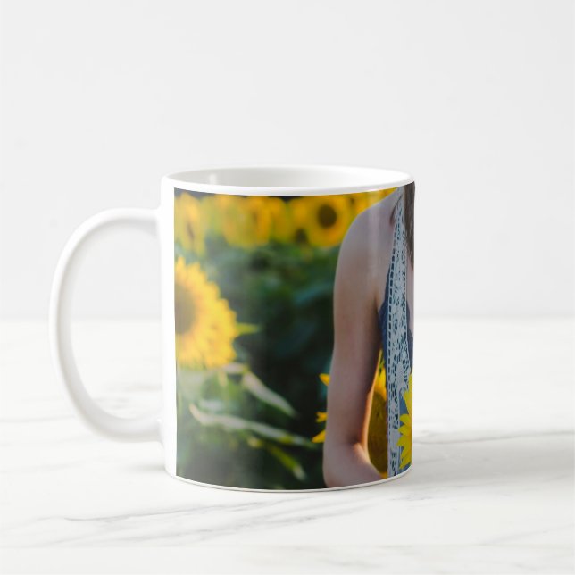 Kvinna i solrossen fält kaffemugg (Vänster)