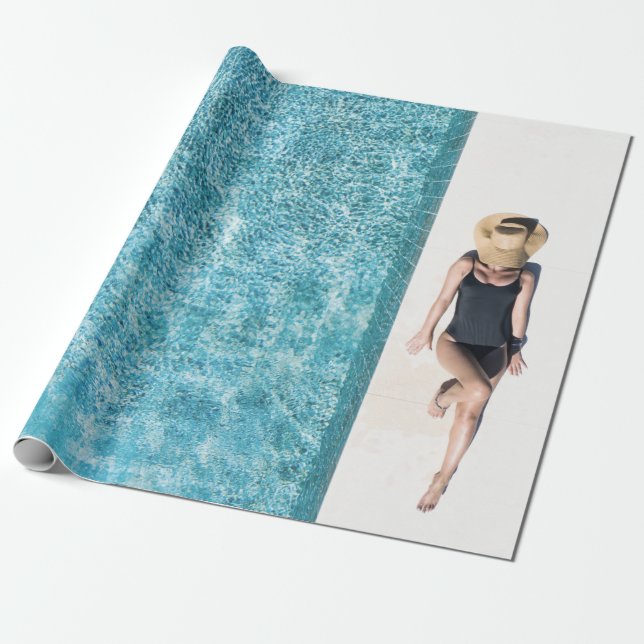 Kvinna i svart bikini grund och vit sol hat sta presentpapper (Utrullad)
