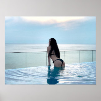 Kvinna i svart bikini vid infinity pool med havsut poster