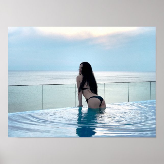 Kvinna i svart bikini vid infinity pool med havsut poster (Framsidan)