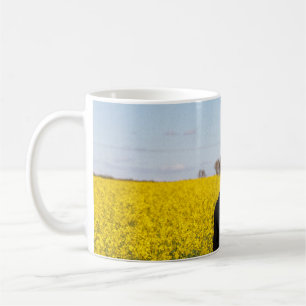 Kvinna i svart jackande på grönt gräs fält kaffemugg