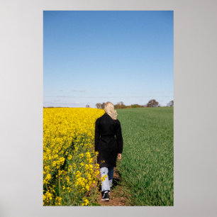 Kvinna i svart jackande på grönt gräs fält poster