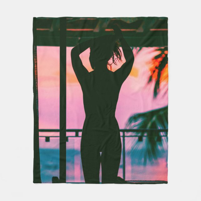 Kvinna i svart tanktop och byxor i black fleecefilt (Framsidan)